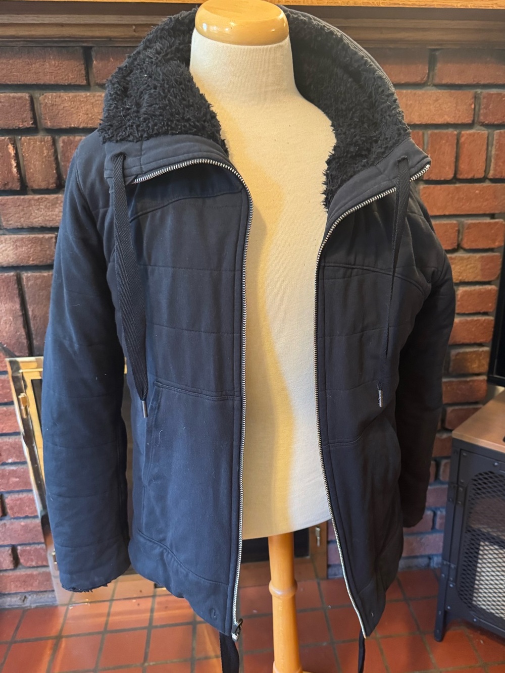 Women Reversible  Black Sherpa-Lined Winter Jacket size 6 in great condition